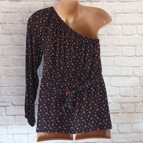 MK Off shoulder Blouse - Picture 2 of 6